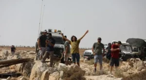 مستعمرون يسرقون معدات ثروة حيوانية ويحرثون أراض في الأغوار الشمالية